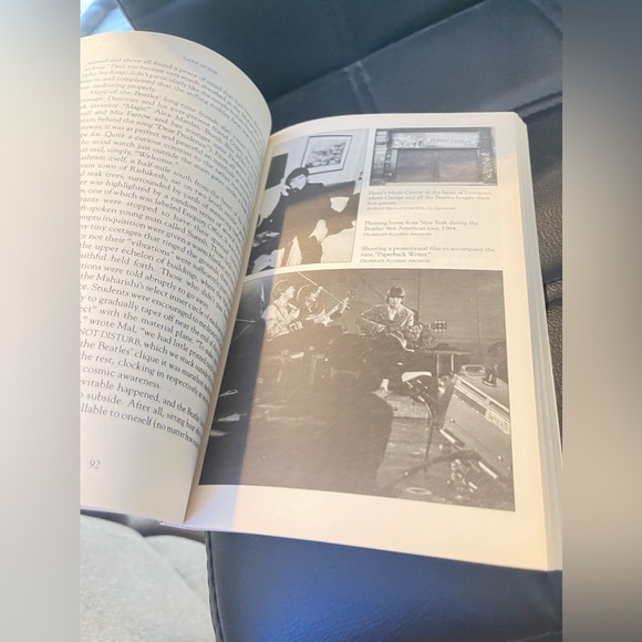 Dark Horse Life of George Harrison
Music Book by Geoffrey Giuliano 1991 - Picture 6 of 8